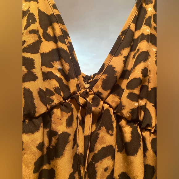 🌺 3/$15 Cheetah print sleeveless top - Picture 3 of 4